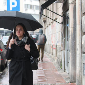 DANAS NE IZLAZITE NAPOLJE BEZ KIŠOBRANA! Biće mokro, a duvaće i OLUJNI VETAR, zima nam konačno pokazuje zube!