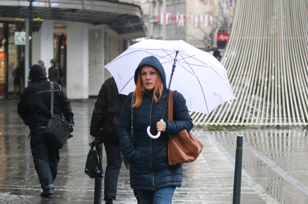 Žena u šetnji po kišovitom vremenu