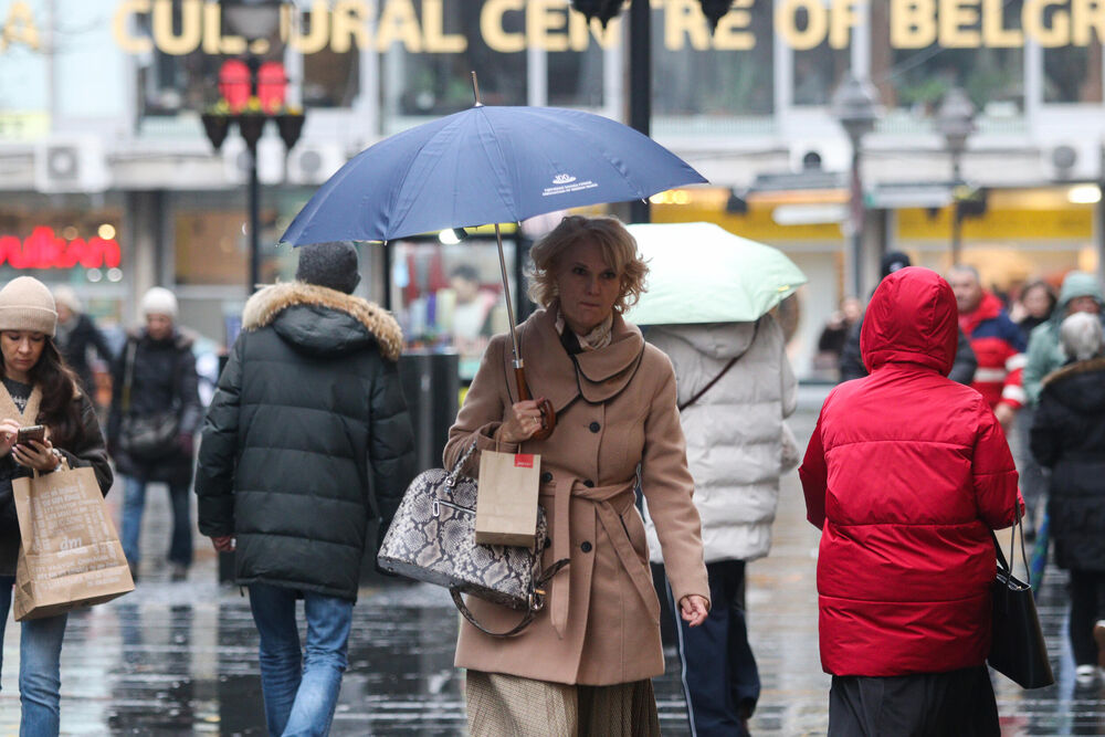 Žena sa kišobranom šeta
