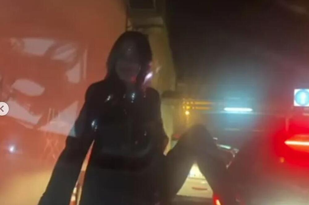 JE L' ONA TO BEZ GAĆA NA HAUBI? Teodosićevoj ženi otkazale kočnice, digla NOGU u vis i zaboravila da NEMA...