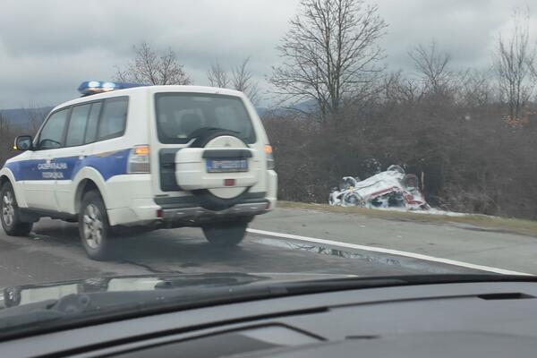 JEDNA OSOBA POGINULA, VATROGASCI IZVLAČILI PUTNIKE IZ VOZILA: Detalji stravične nesreće u Kragujevcu! (VIDEO)