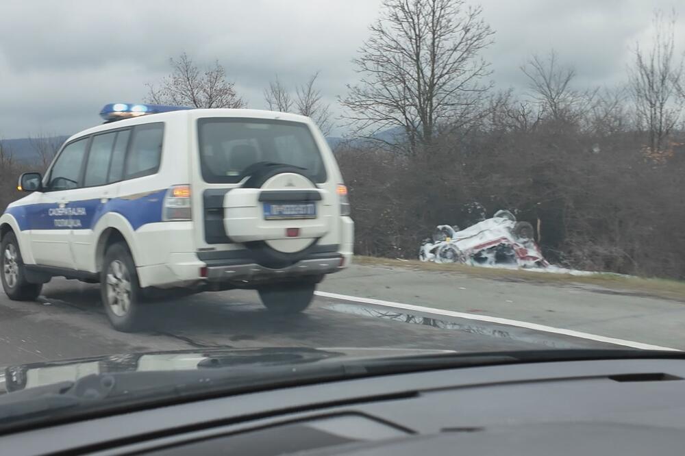 SUDARILA SE DVA VOZILA, OBA ZAVRŠILA VAN KOLOVOZA! Jeziva nesreća u Kragujevcu, SUMNJA SE DA IMA MRTVIH