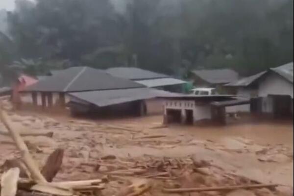 Katastrofalne poplave u Indoneziji odnele skoro 200 života! Snimci strašnih bujica razarajau dušu, užas! (VIDEO)