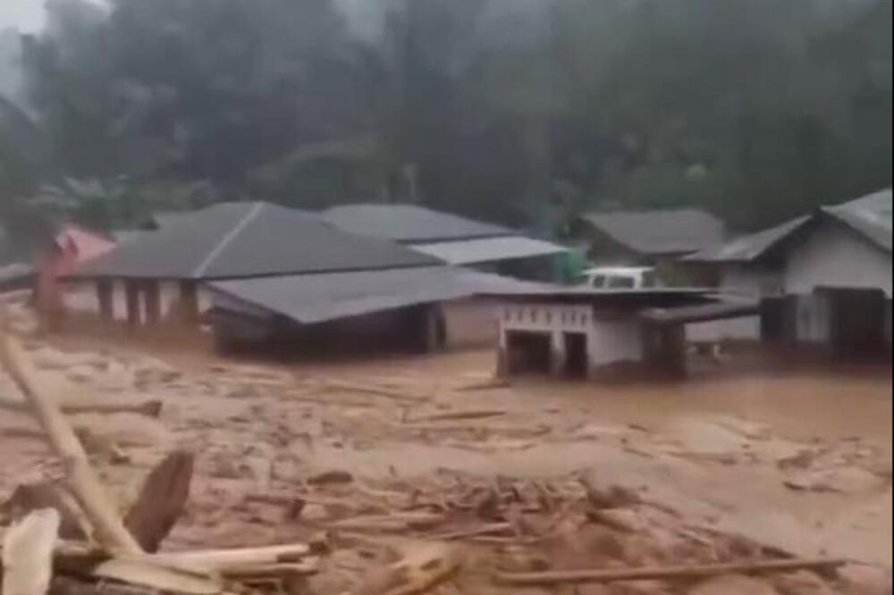 Katastrofalne poplave u Indoneziji odnele skoro 200 života! Snimci strašnih bujica razarajau dušu, užas! (VIDEO)