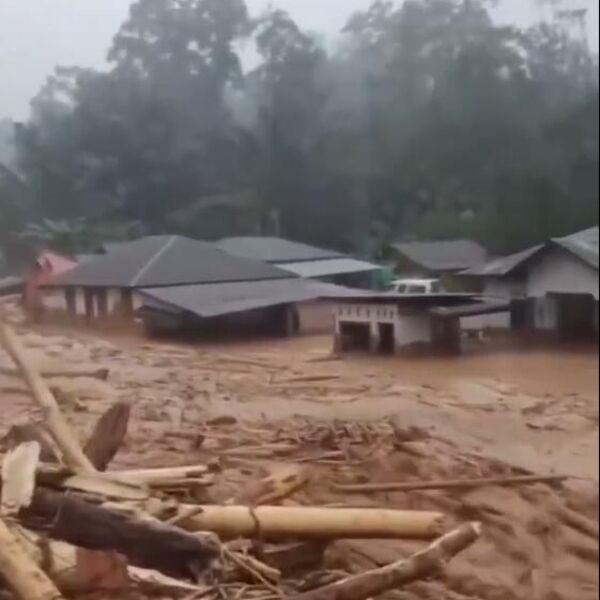 Katastrofalne poplave u Indoneziji odnele skoro 200 života! Snimci strašnih bujica razarajau dušu, užas! (VIDEO)