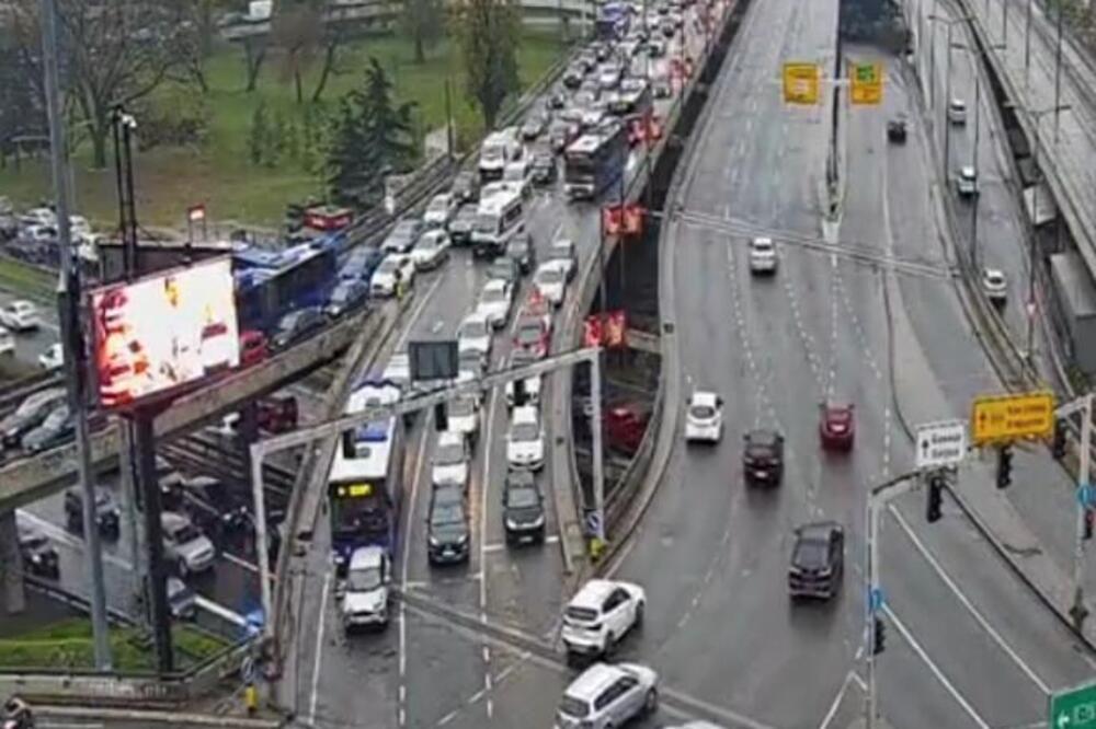 BEOGRAD U CRVENOM SA SVIH STRANA! Od Zmaja pa do Dušanovca vozila mile, a CENTAR JE POSEBNA PRIČA - HAOS! (FOTO)