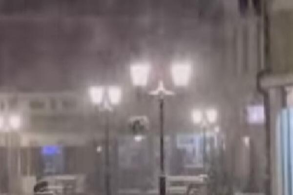 U ovom gradu u Srbiji veje sneg: Bele pahulje prekrile grad, prava zimska idila! (VIDEO)