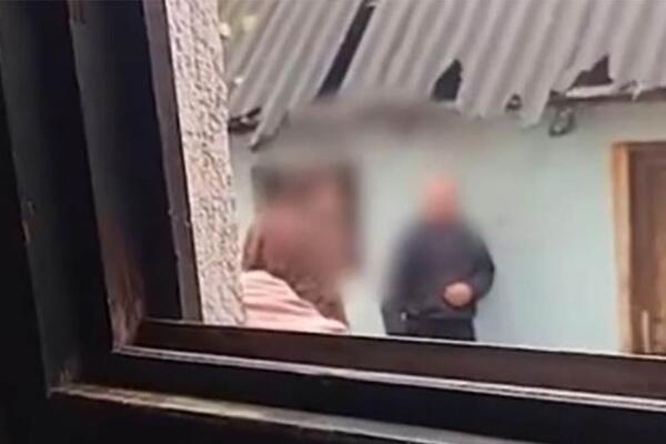 Sin šamara oca dok majka gleda i snima: Užasan snimak porodičnog nasilja zaprepastio Srbiju! (VIDEO)
