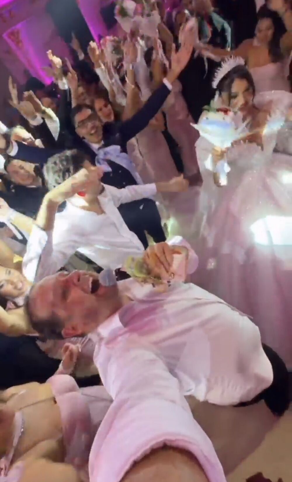  Snimak sa svadbe pokazuje da su svi gosti bili na nogama