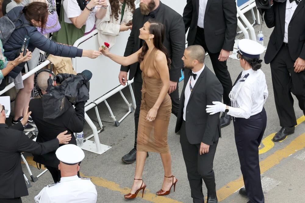 PARDON? Žena zavodi red i to bez brushaltera! Pogledajte kako izgleda - ljudi ne znaju šta će od sebe posle ovoga