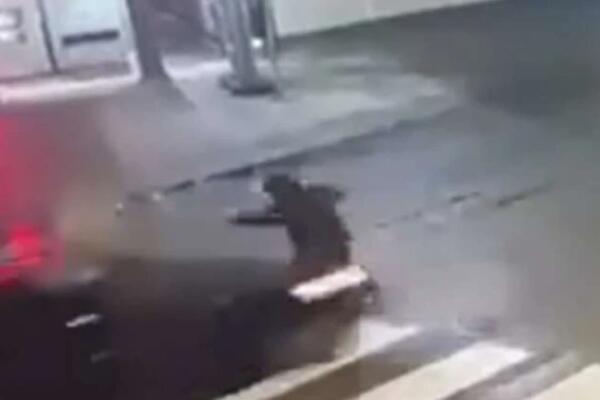 Jeziv snimak stravične nesreće u Bijeljini: Automobil "pokosio" čoveka na pešačkom prelazu! (VIDEO)