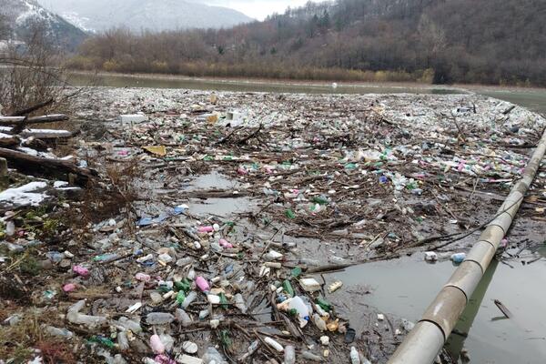 Dramatične slike iz Priboja, reka Lim prepuna smeća! Ekolozi odmah izašli na teren: "Situacija je jako teška" FOTO