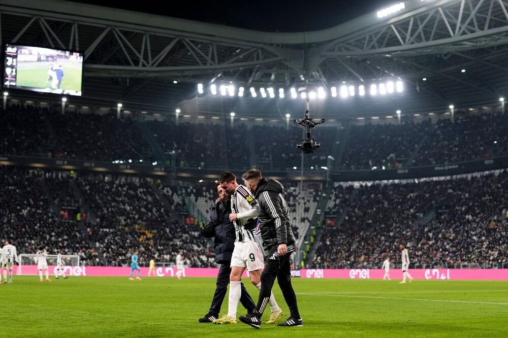 Dušan Vlahović napušta teren zbog povrede na utakmici Juventusa i Kaljarija