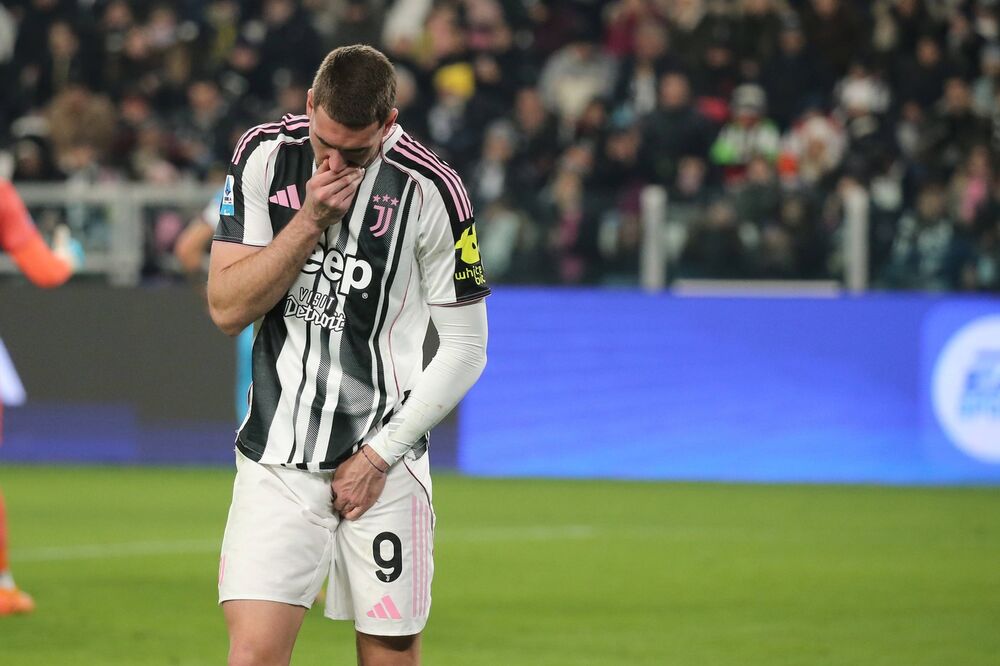 Bolna grimasa Dušana Vlahovića na utakmici Juventusa i Kaljarija zbog povrede