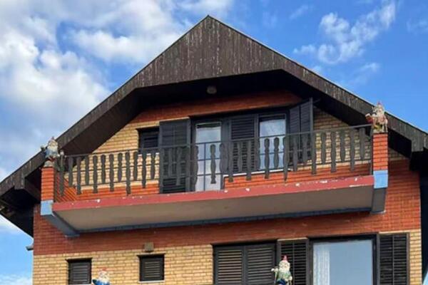 U ovom delu Srbije se prodaje kuća za 57.000 evra: Ima 320 kvadrata, 3 sprata i balkon na svakom