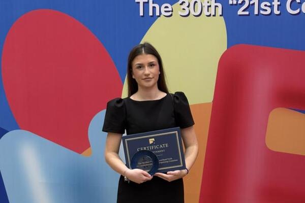 Mlada Jovana osvojila Kinu: Učenica Gimnazije u Paraćinu osvojila nagradu na takmičenju u besedništvu! (FOTO)