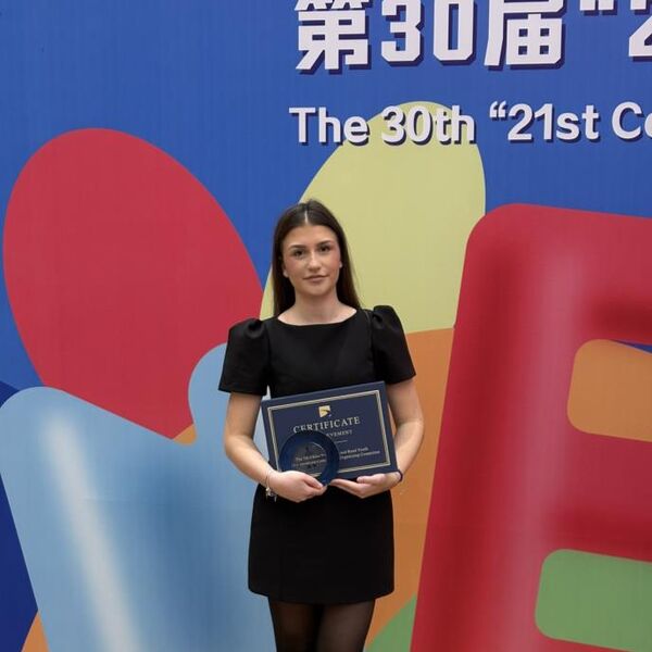 Mlada Jovana osvojila Kinu: Učenica Gimnazije u Paraćinu osvojila nagradu na takmičenju u besedništvu! (FOTO)