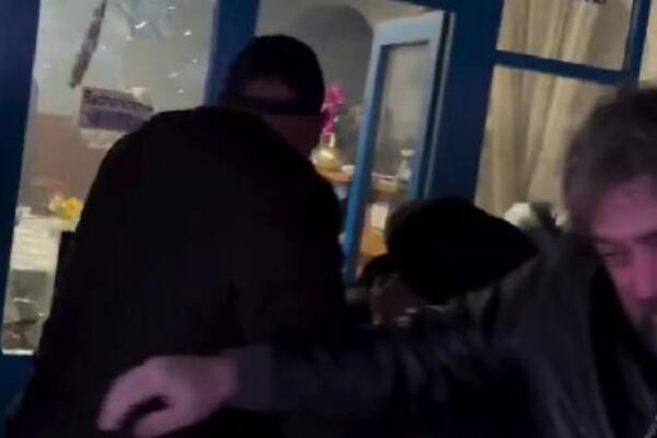 Lete stolice i piksle, nek sačuva glavu ko može: Kafanska tuča u Mionici, gosti napravili opšti haos! (VIDEO)
