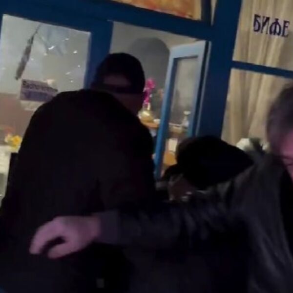 Lete stolice i piksle, nek sačuva glavu ko može: Kafanska tuča u Mionici, gosti napravili opšti haos! (VIDEO)