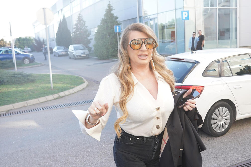 Novogodišnja idila u domu Viki Miljković - okitila čak 2 jelke: Ne zna se koja je lepša - sija ceo Beograd na vodi