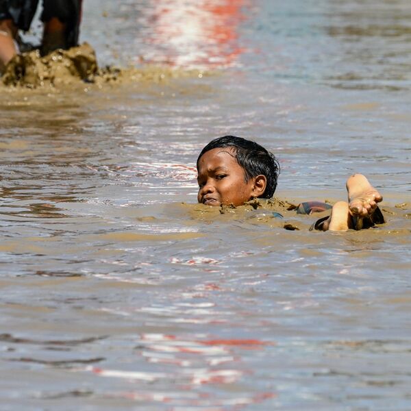 Bujica odnela majku i dete, raste broj stradalih u razornim poplavama! Zalihe u prodavnicama prazne, horor (VIDEO)