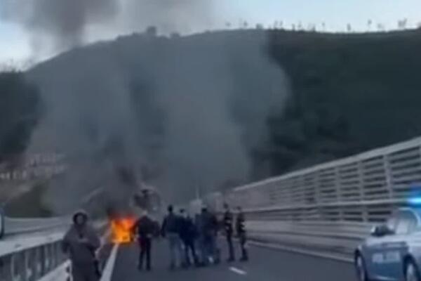 KRIMINALCI ZAPALILI AUTOMOBILE, PROSULI EKSERE PA POČELI DA PUCAJU: Pljačka kao u FILMOVIMA nasred AUTO-PUTA! VIDEO