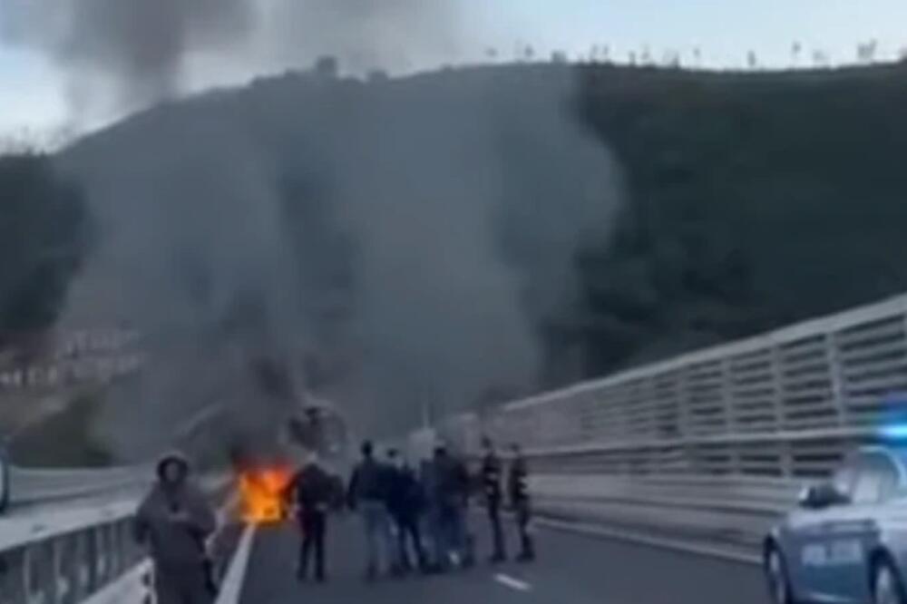 KRIMINALCI ZAPALILI AUTOMOBILE, PROSULI EKSERE PA POČELI DA PUCAJU: Pljačka kao u FILMOVIMA nasred AUTO-PUTA! VIDEO