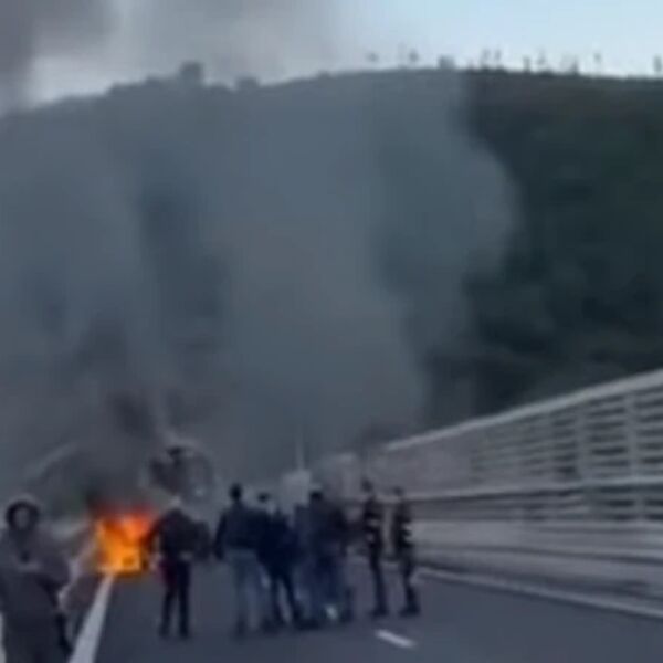 KRIMINALCI ZAPALILI AUTOMOBILE, PROSULI EKSERE PA POČELI DA PUCAJU: Pljačka kao u FILMOVIMA nasred AUTO-PUTA! VIDEO