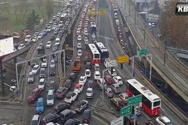 NA AUTOKOMANDI SVE STOJI, NA PANČEVCU DOŠLO DO SUDARA: Magla otežava SAOBRAĆAJ, KRKLJANAC širom Beograda (FOTO)