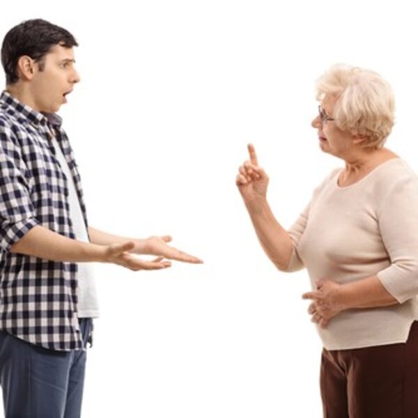 "PONAŠA SE KAO NIMFOMANKA!" Ima 61 godinu i ne staje: Sin tvrdi da majka ne bira ni vreme ni mesto - SVE PRED NJIM