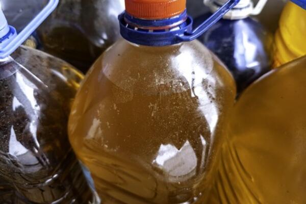 PA, LJUDI, ŠTA JE OVO? Stavite SAMO KAP ovog ulja u OVO i gledajte šta će se desiti - neko radi to DANIMA