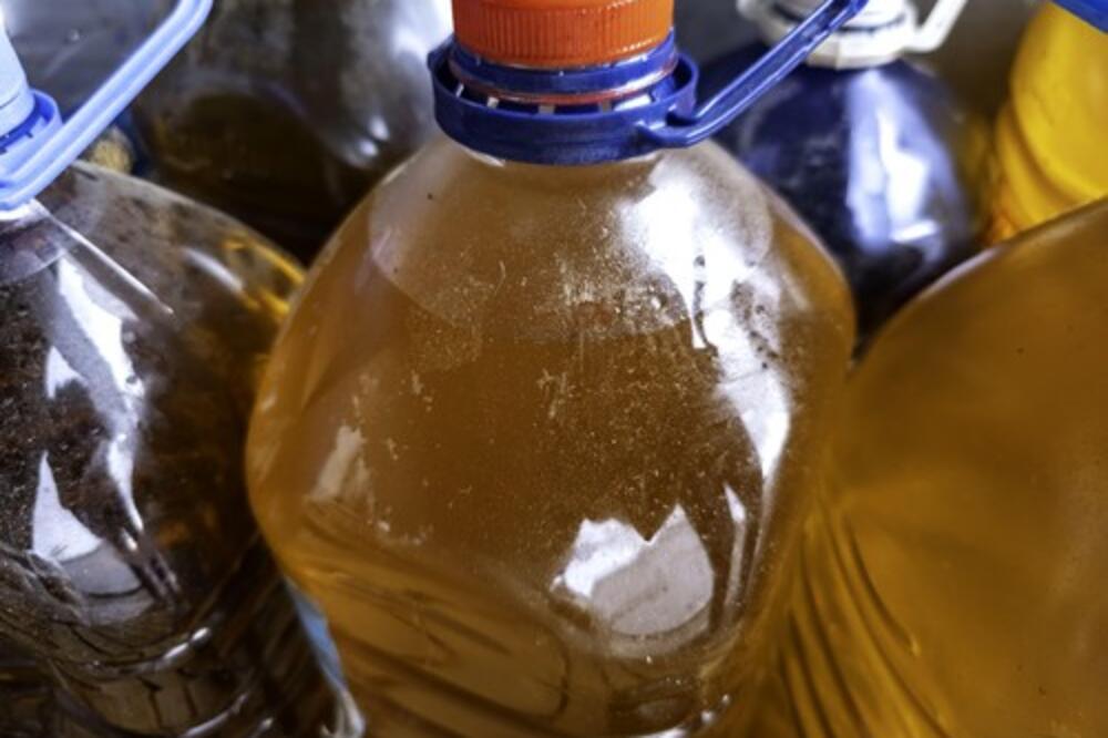 PA, LJUDI, ŠTA JE OVO? Stavite SAMO KAP ovog ulja u OVO i gledajte šta će se desiti - neko radi to DANIMA