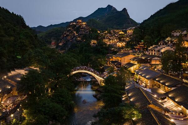 "SIGURNO ZNATE...PARK IZ DOBA JURE NEMA PRAVE DINOSAURUSE" Žena razočarana selom u Kini - "ČAK JE I MESEC LAŽAN"