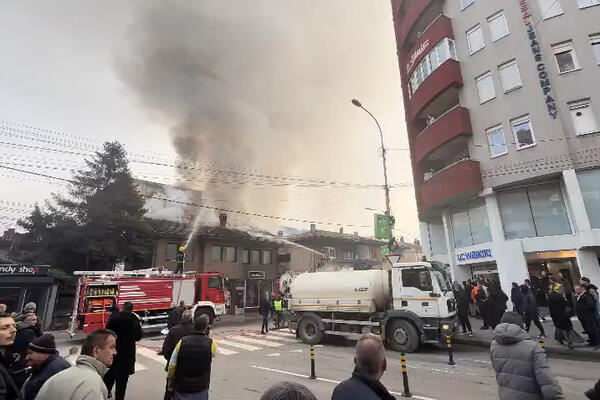 GORE KUĆE U CENTRU NOVOG PAZARA: Građani pomažu vatrogascima da obuzdaju vatru, evakuacija u toku (VIDEO)