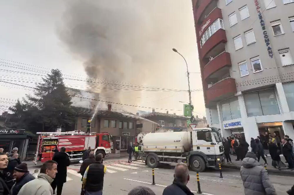 GORE KUĆE U CENTRU NOVOG PAZARA: Građani pomažu vatrogascima da obuzdaju vatru, evakuacija u toku (VIDEO)