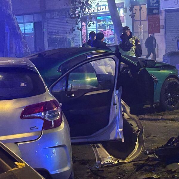 VOZAČ BMW-a KOJI JE IZAZVAO STRAVIČAN UDES VEĆ POKAZAO SVOJU BAHATOST: Auto okačio na BILBORD, a razlog je BIZARAN!