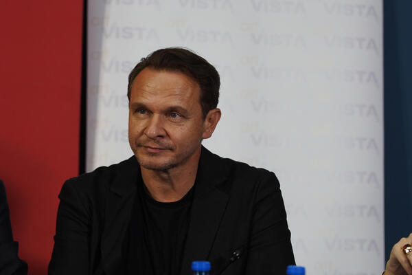 Enis Bešlagić dirnuo objavom sve ljude: Glumac objavio fotografiju sa majkom, a njegove reči odjekuju