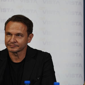 Enis Bešlagić dirnuo objavom sve ljude: Glumac objavio fotografiju sa majkom, a njegove reči odjekuju