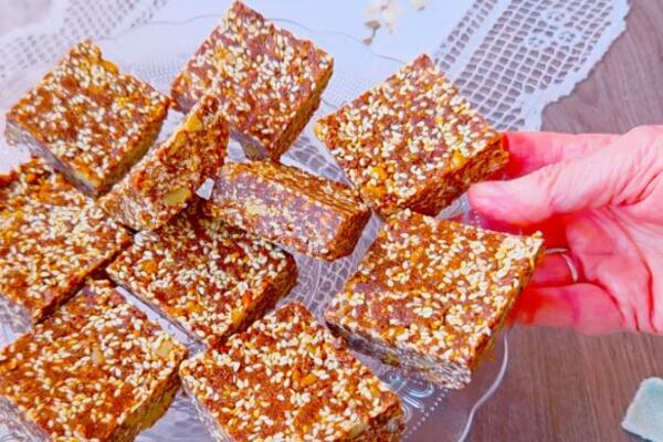 SLAVSKA TRPEZA NE SME PROĆI BEZ OVOG SLATKIŠA! Brza posna poslastica - kocke od susama i čokolade za 10 MINUTA