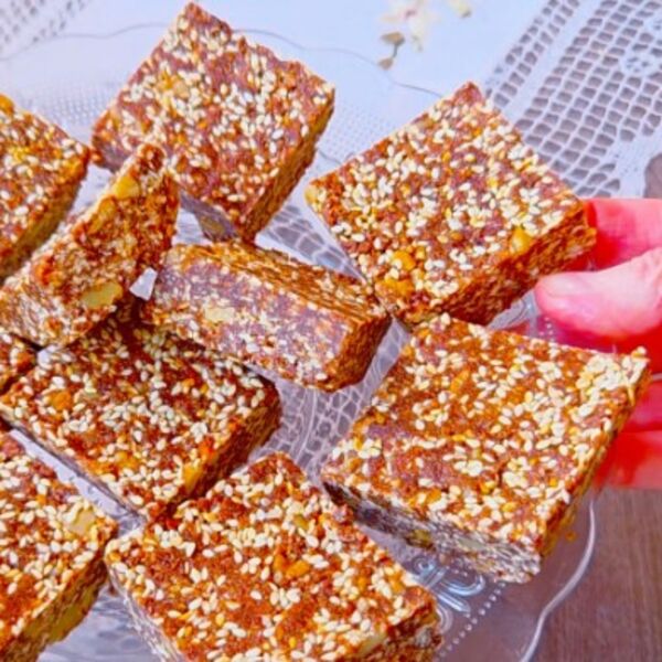 SLAVSKA TRPEZA NE SME PROĆI BEZ OVOG SLATKIŠA! Brza posna poslastica - kocke od susama i čokolade za 10 MINUTA