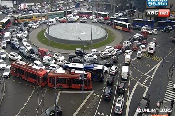 Jutarnji špic napravio kolaps u saobraćaju: Svi putevi u Beogradu zakrčeni, ovde je najgore! (FOTO)