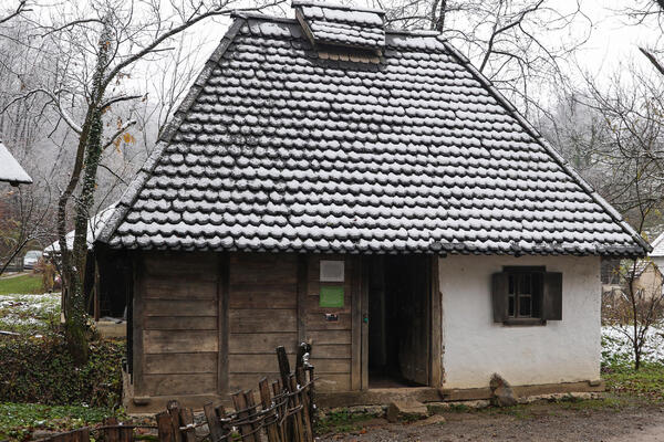 Hoćete uštedu ili udobnost? Grejanje na drva je jako naporno, a kuća ne bude topla, a za pelet će vas odrati!