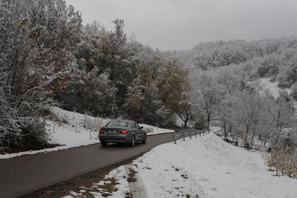 PA DA LI JE OVO MOGUĆE? Policajci zgroženi prizorom u automobilu, ono što su zetekli NADMAŠILO JE SVE SCENARIJE!