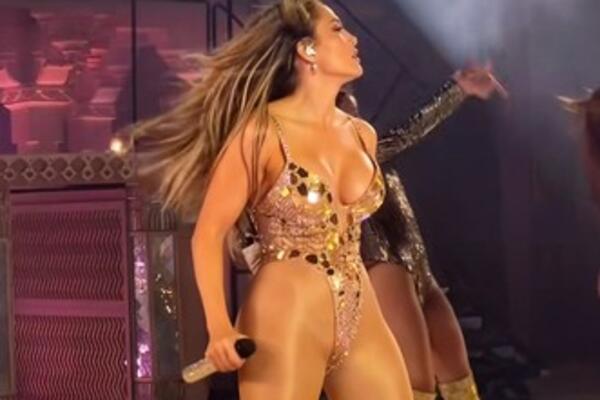 USPORI MALO, ŽENO DRAGA! Tange i mrežaste čarape - izašla pred narod gola u 56. godini, KAMERE SVE SNIMILE