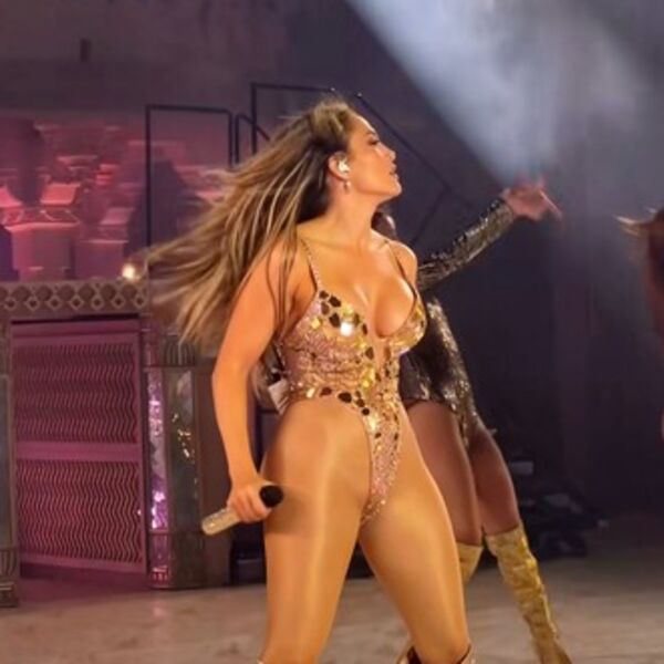 USPORI MALO, ŽENO DRAGA! Tange i mrežaste čarape - izašla pred narod gola u 56. godini, KAMERE SVE SNIMILE