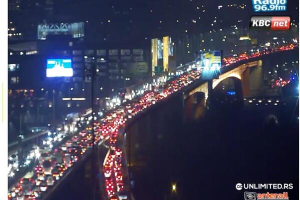 Totalni kolaps u Beogradu! Vozila stoje, nema igla gde da padne, skoro nije bio ovakav popodnevni špice (FOTO)