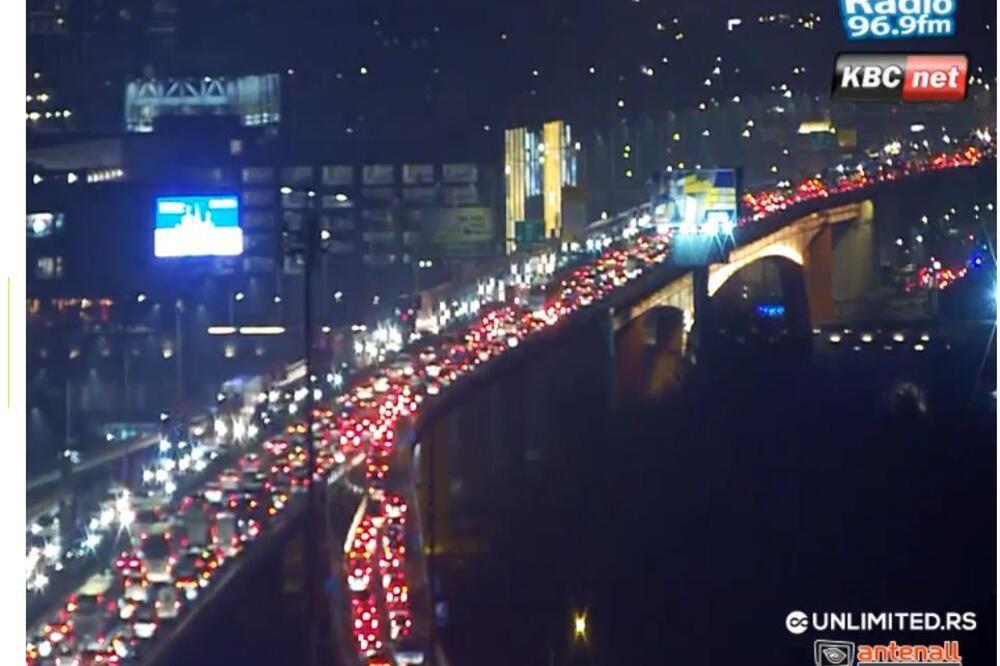 Totalni kolaps u Beogradu! Vozila stoje, nema igla gde da padne, skoro nije bio ovakav popodnevni špice (FOTO)