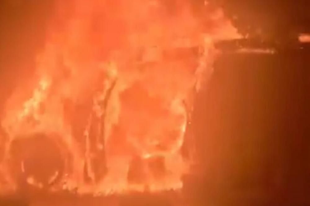 Buknuo požar na automobilu kod Bubanj Potoka! Vatra progutala vozilo, gust crni dim usporio saobraćaj