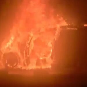 Buknuo požar na automobilu kod Bubanj Potoka! Vatra progutala vozilo, gust crni dim usporio saobraćaj