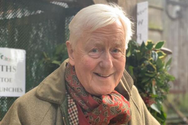 MATORI MULTIMILIONER (79) TRAŽI MLADU I PLODNU ŽENU KOJA ĆE MU RODITI DECU! Nudi 60.000 evra, ali ima JEDNA CAKA!